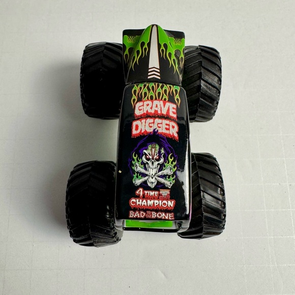 Hot Wheels Monster Jam Grave Digger 4 Time Champion Monster Truck Mattel - Picture 2 of 8